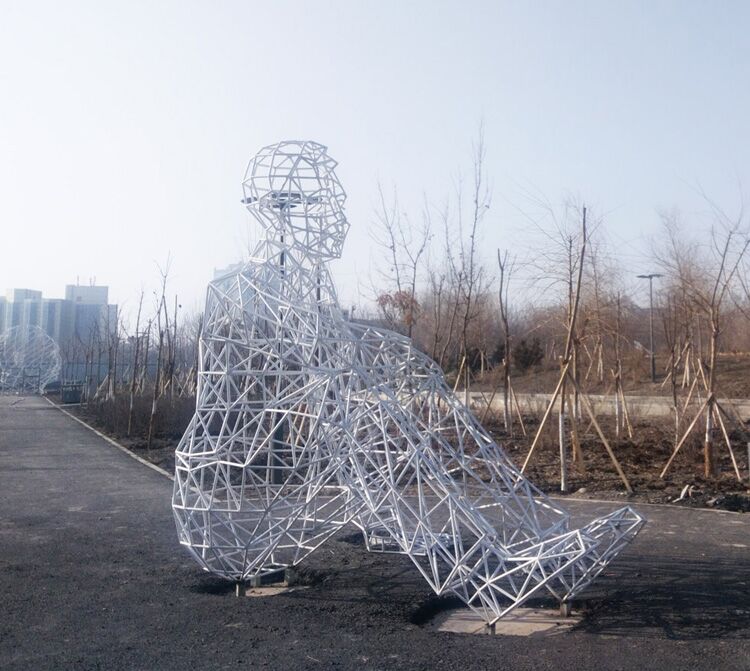 Eye-catching line shaped steel tube humanoid statue 2