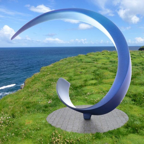 Curvature mirror sculpture is innovative