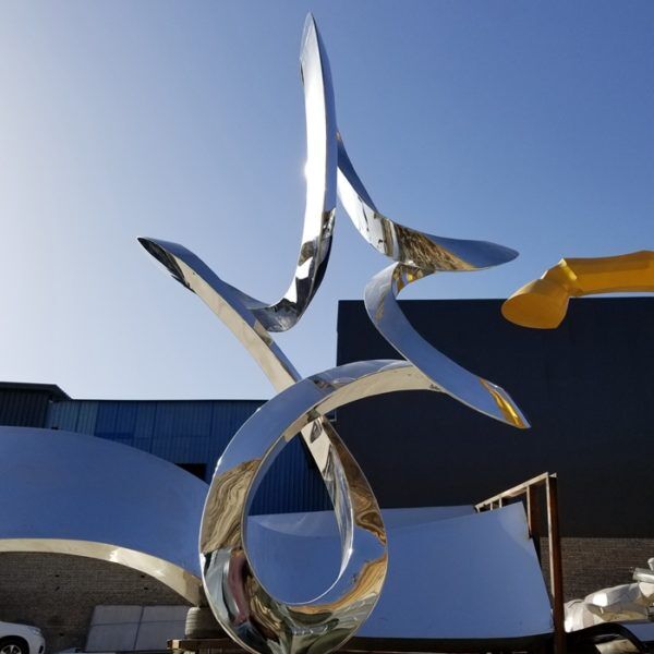 Curving mirror sculpture is innovative