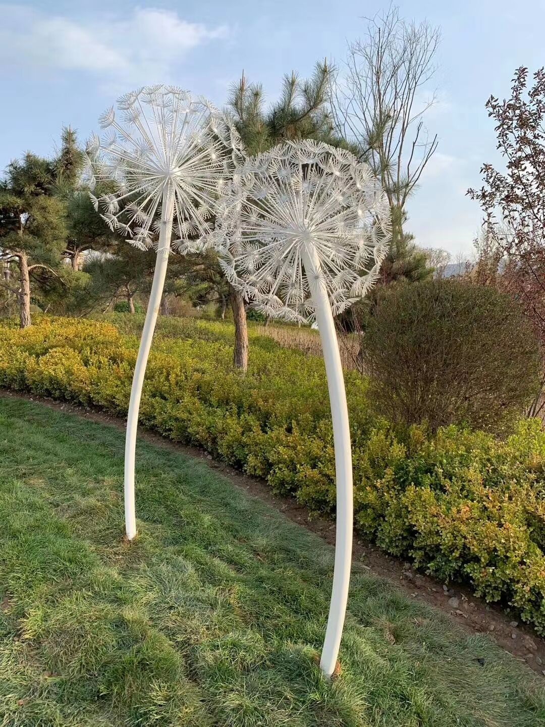 Stainless steel dandelion sculpture (1)