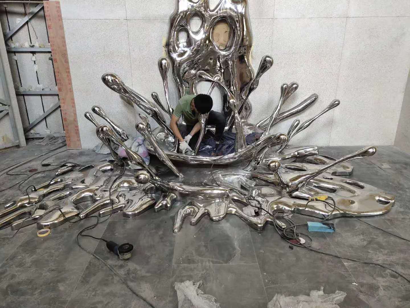 Large stainless steel spray sculpture (2)