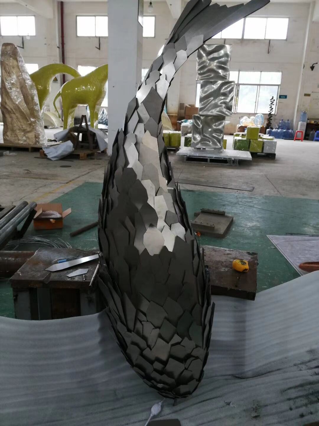 Luminous stainless steel fish sculpture (3)