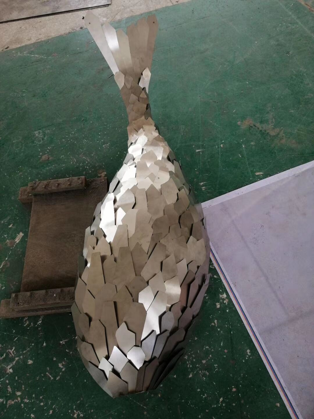 Luminous stainless steel fish sculpture (5)