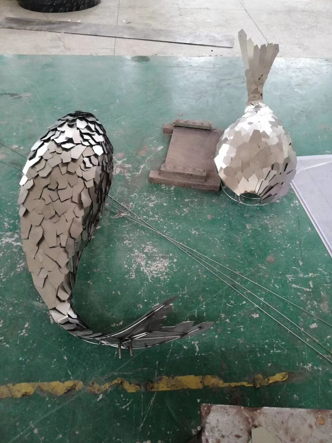 Luminous stainless steel fish sculpture (6)